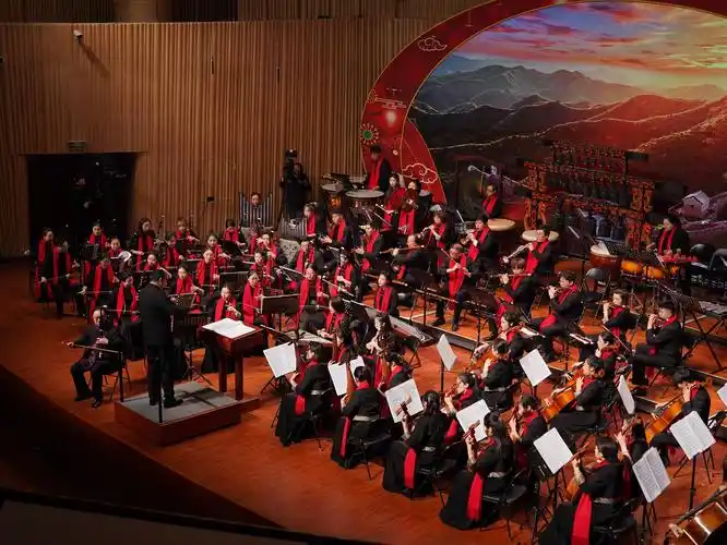 中央音乐学院指挥系教师青年指挥家马帅执棒指挥,著名板胡演奏家沈诚