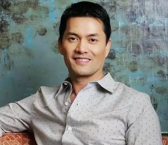 "贵州富婆"杨小娟:嫁三婚演员吕良伟,婚后生一子,幸福美满_周海媚