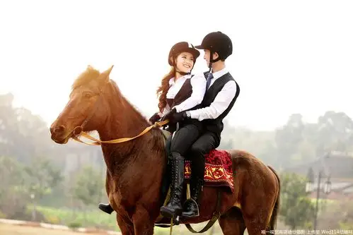 三亚海边和海边树林拍摄的,还有一个旅拍地也非常适合拍摄骑马婚纱照