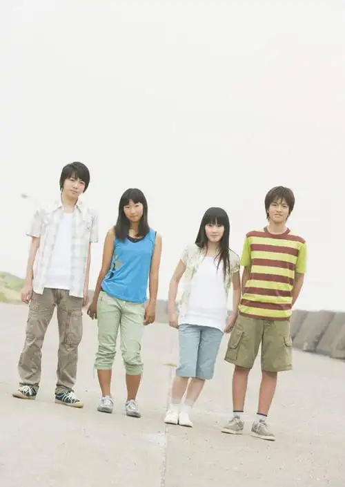 东方人,四个人,伙伴,朋友,站,竖图,室外,白天,正面,友谊,草地,草坪