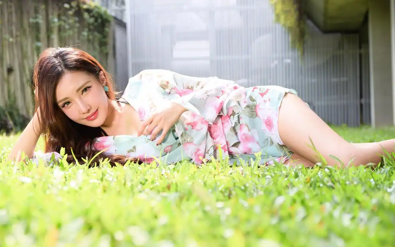 长腿美女清凉夏日写真电脑桌面壁纸图片,美桌网站为您提供最全最高清