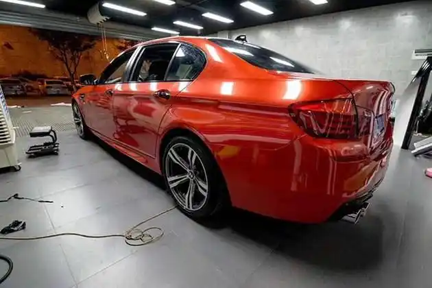 宝马5系改色幻彩大红车身贴膜效果图 车流中一抹亮眼的红色