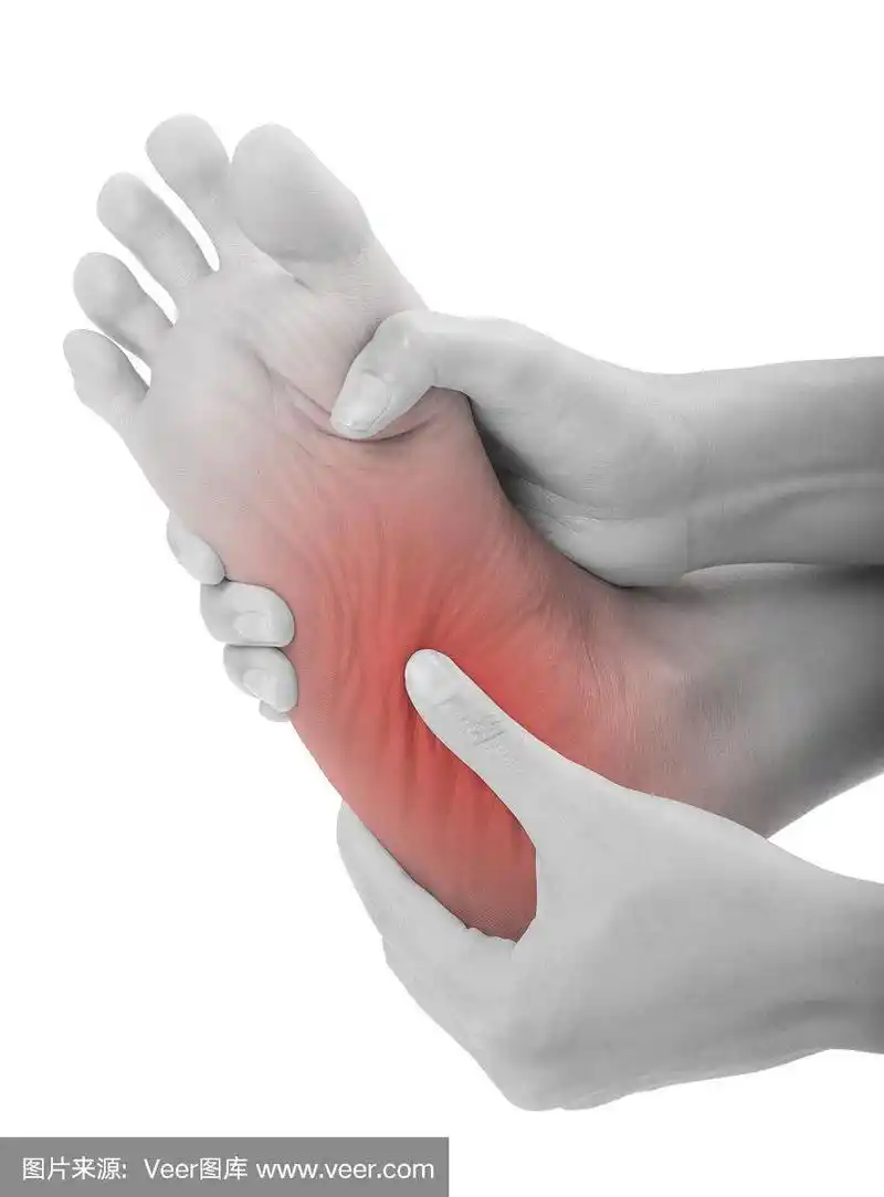 女人双手捧着美丽健康的足部,按摩疼痛部位,黑白颜色