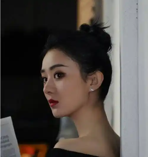 35岁赵丽颖最新营业照,比耶吐舌花式卖萌,生图精修美得无差别_颖宝