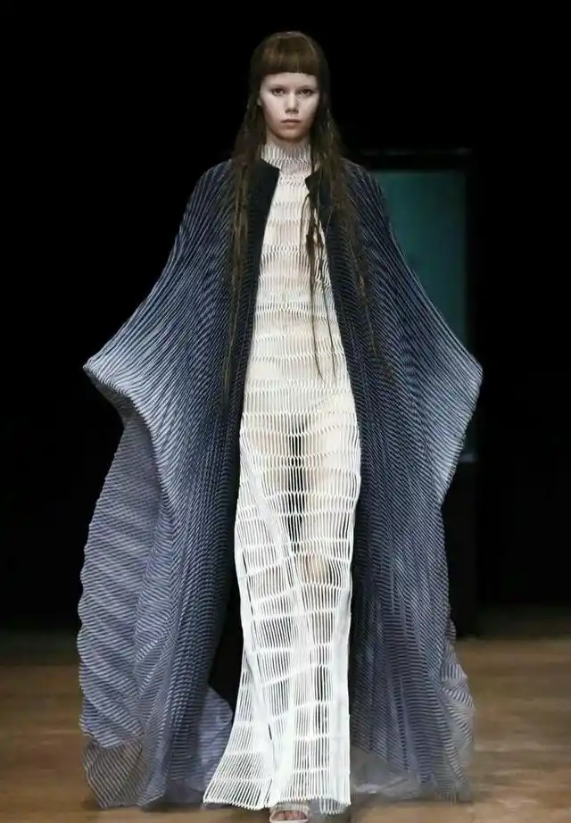 设计了一组关于未来的衣服