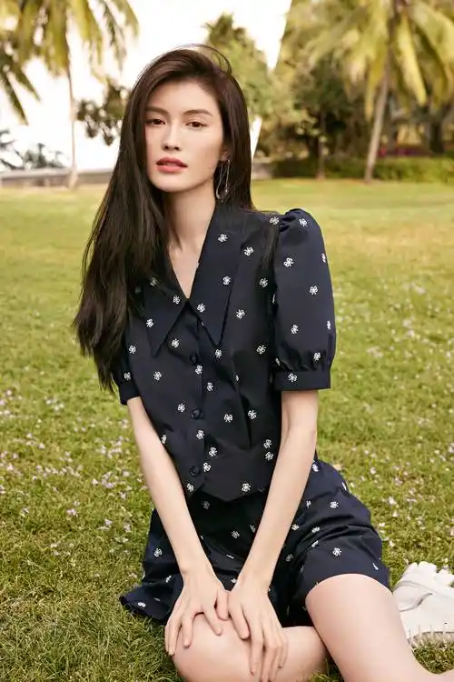 超模何穗倾情演绎eifini伊芙丽全新形象店铺开业