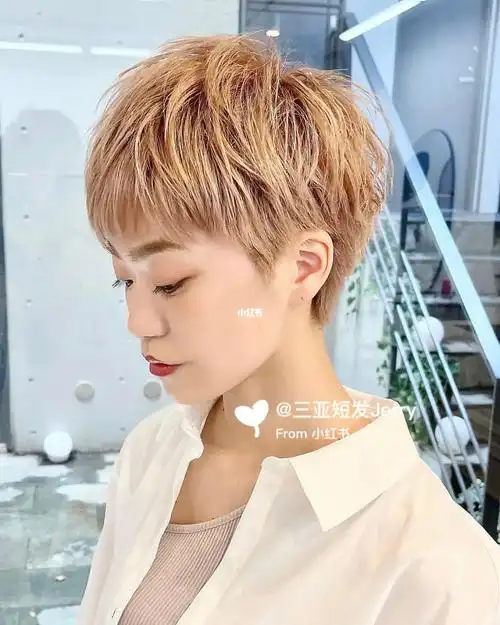 短发一定要搭配颜色才会彰显个性时尚.