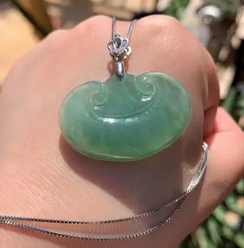 杨玉家天然缅甸翡翠糯冰种油绿如意头银锁骨吊坠颈饰