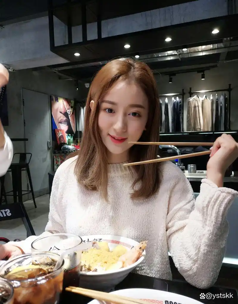 漂亮时尚美女生活照套图,真实的小女生日常自拍生活素材3