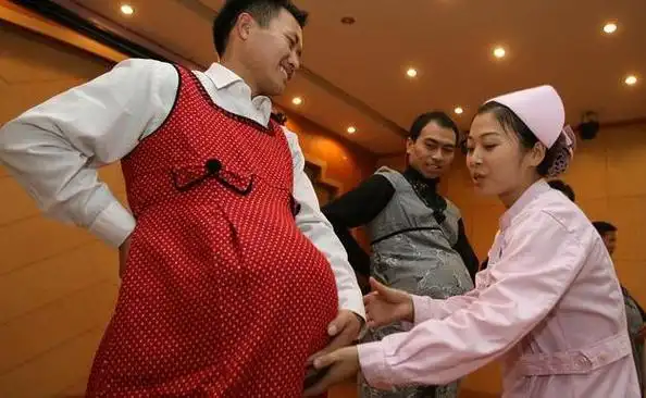 之后,他倒在床上,努力想把身子蜷缩起来,以缓解疼痛,但有个大肚子在那