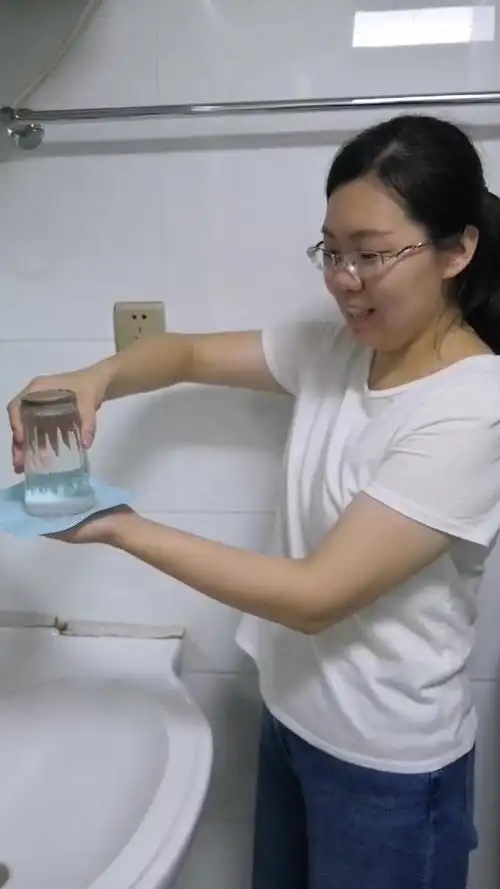 大气压强之覆杯实验 英文版