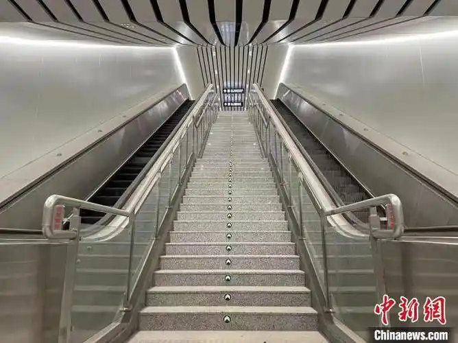 图为北京地铁房山线北延花乡东桥站a2出入口扶梯.