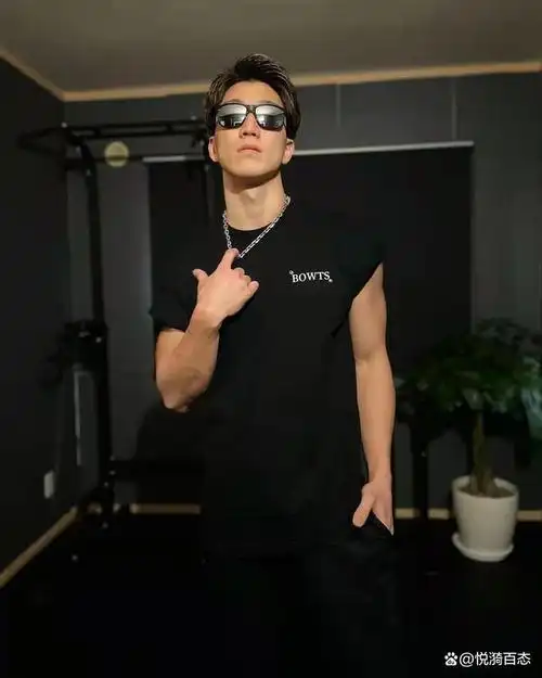 这个阳刚帅气的男生便是如此,我们也是因为他"爱秀",所以才透过各类