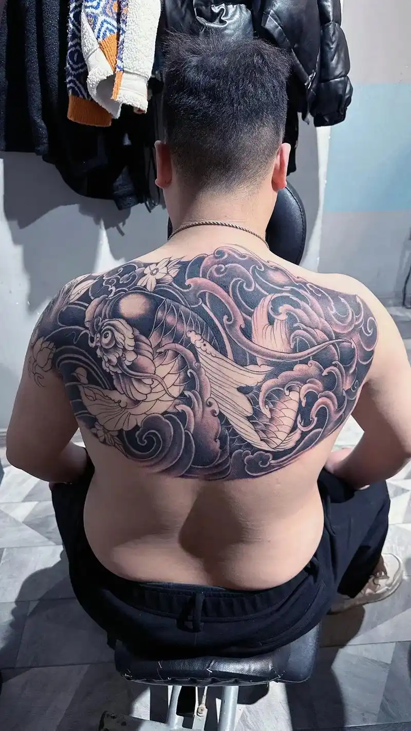 纹身 未完成,半背 锦鲤——今日黑灰搞定 下次做彩色[加 - 抖音