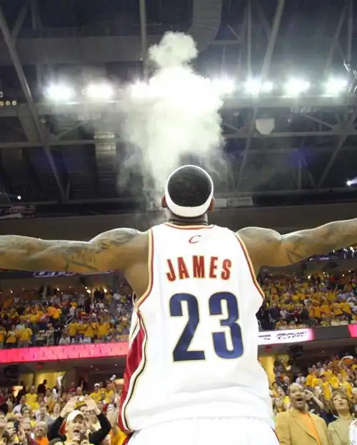 詹姆斯抛镁粉的一组高清图片,简直不要太霸气|镁粉|詹姆斯|壁纸_新浪