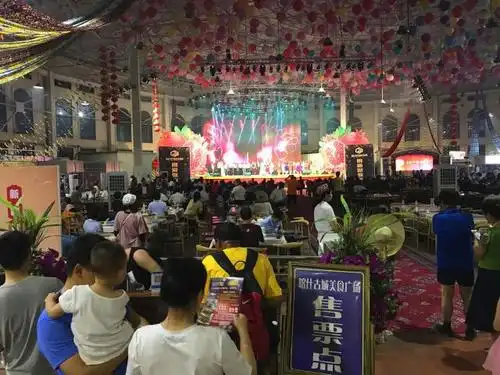 喀什古城东门外的美食广场,"喀什印象"是亮点,鲜见本地人