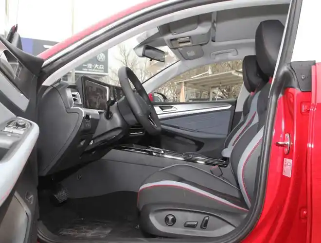 凌渡l内饰科幻空间够大顶配不到19万适合年轻家庭入手