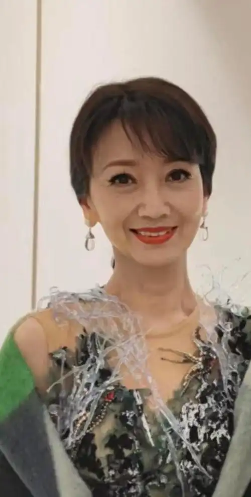 原来"不老女神"都是假的!离开化妆和精修后,跟普通人一样