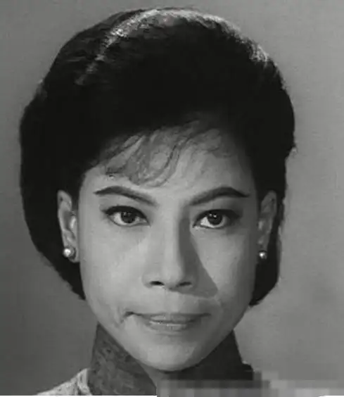 可以看罗兰年轻时候的照片却发现是混血大美女一枚,身材也是极好.