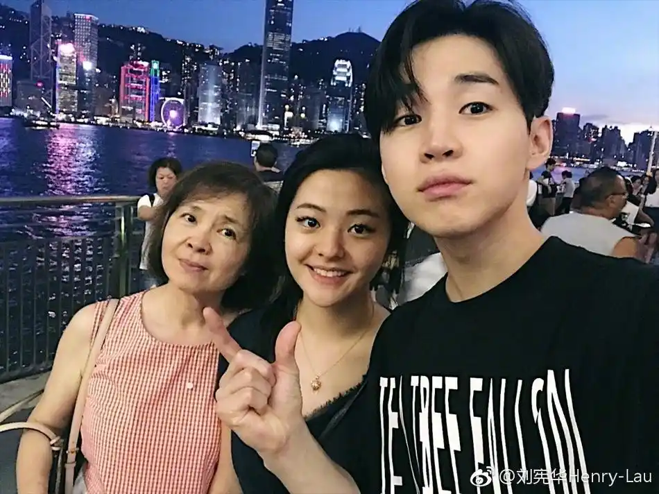 08.22】【明星】henry刘宪华与妈妈互喂甜品 妹妹外型靓丽