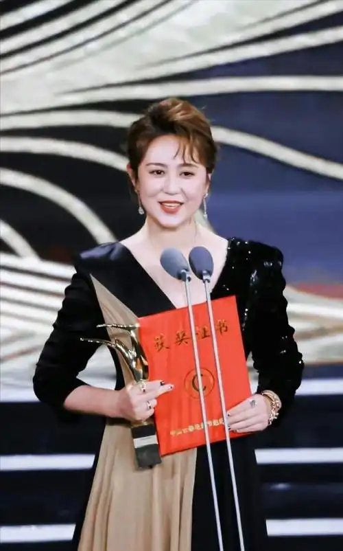 马丽嫁比自己小11岁男友38岁高龄为其生下孩子终成人生赢家