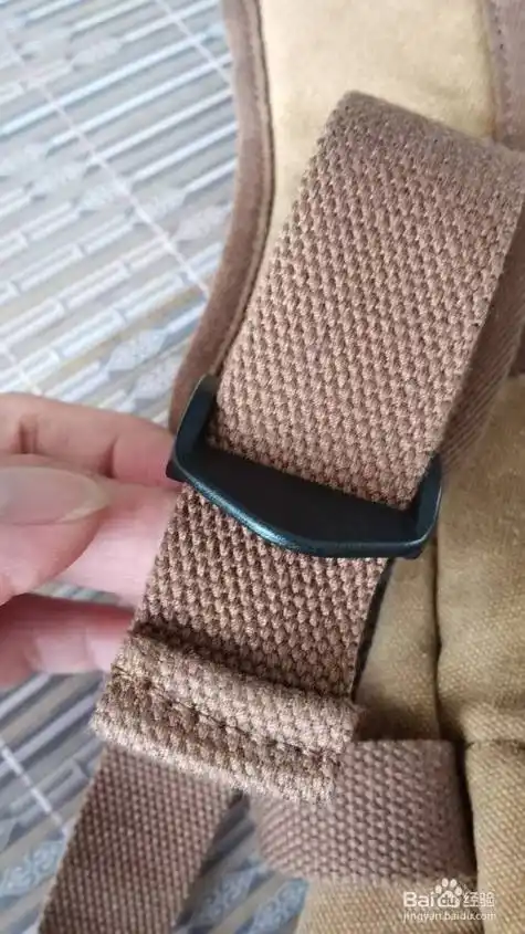 系双肩包带子的方法步骤