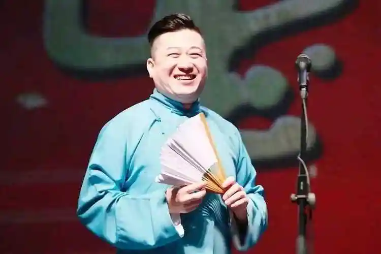 在相声舞台上,张鹤伦不仅展现出了出色的演技,更展现了对艺术的热爱和