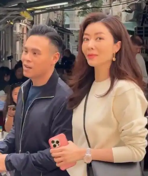 43岁熊黛林又变漂亮了和富豪老公露面很亲民脸部精致高雅大方