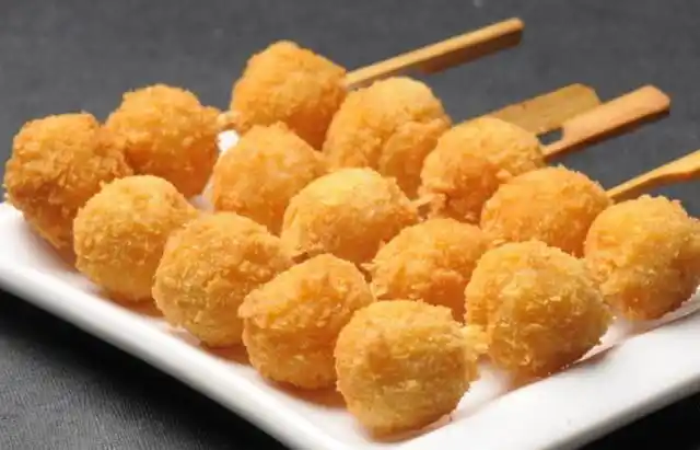 油炸食品非常美味,如果手艺比较不错的话,在家制作一道炸虾球吧