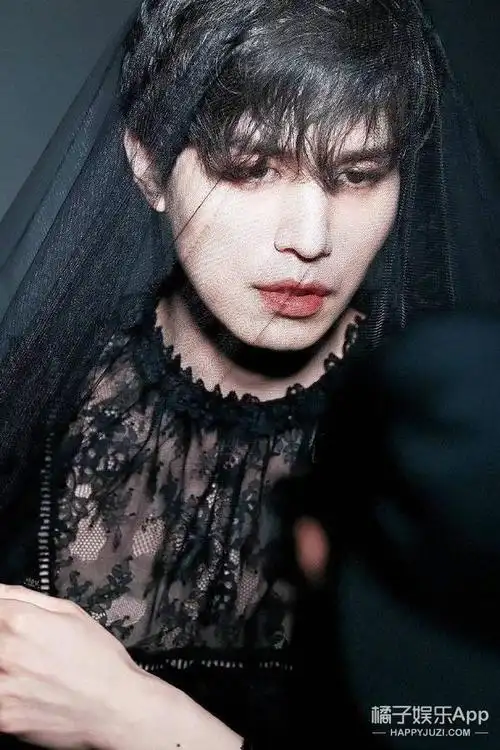 《鬼怪》阴间使者李栋旭再出圈,拍禁欲风浴缸大片,冻龄男神实锤