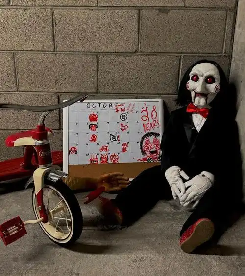 为纪念《电锯惊魂》北美公映20周年,《电锯惊魂》未分级版将于10月20