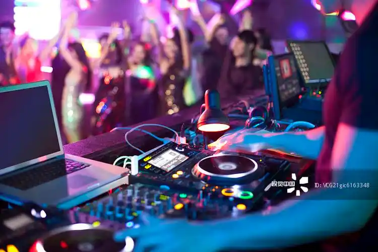 dj在舞厅打碟
