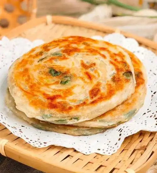 葱油饼的做法有很多,很多粉丝都问我有没有特别简单的做法,最好是不用