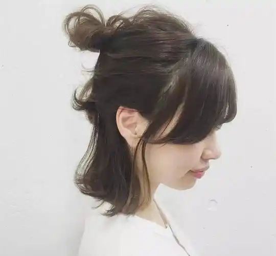 又洋气的短发扎发,慵懒随意又凉爽,简单大气又显气质_马尾_头发_造型