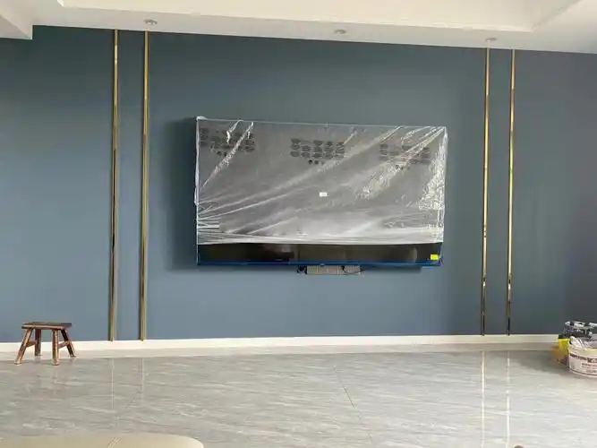 电视背景墙也是刷了蓝色的乳胶漆,加了四根钛合金线条搭配,简单又好看