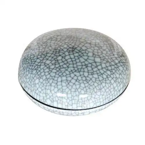 瓷器釉面布满许多小裂纹,有疏有密,有粗有细,有长有短,有曲有直,形似