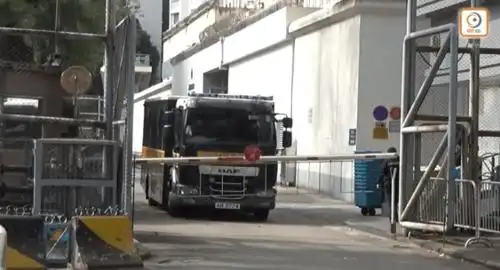 腰缠铁链被押上铁甲威龙囚车黎智英再出庭受审