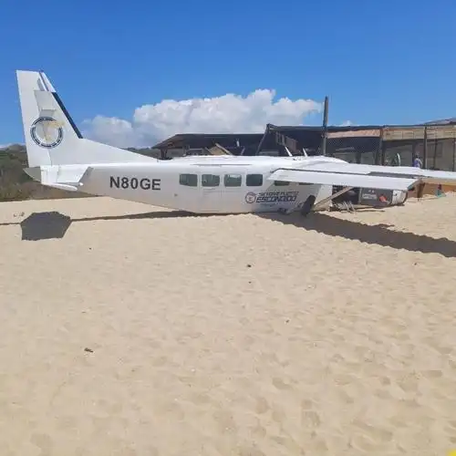 多图小型飞机紧急迫降致沙滩上一人死亡