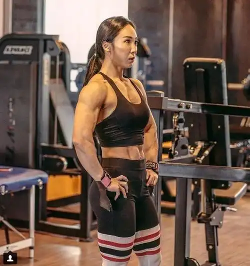 韩国女健美选手,神似霍思燕,粗壮大腿如牛蛙