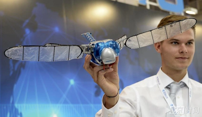 世界机器人大会最后一天 "熊孩子"抓坏了仿生水母机器人