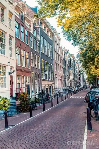 从阿姆斯特丹的街道场景,典型的建筑风格是运河边的一排建筑,背景是不