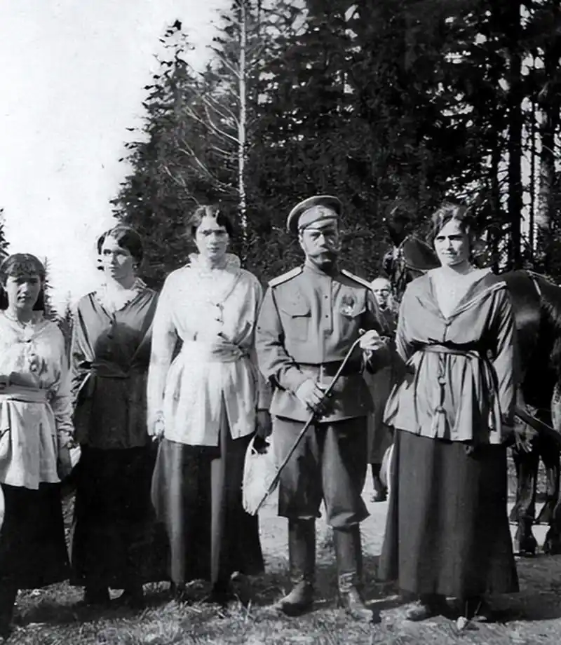 1918年,罗曼诺夫家族经受了哪些残酷的处决?