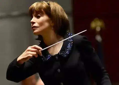 指挥台上的女汉子:美国女指挥家乔安娜·法莱塔摘得第三座格莱美奖