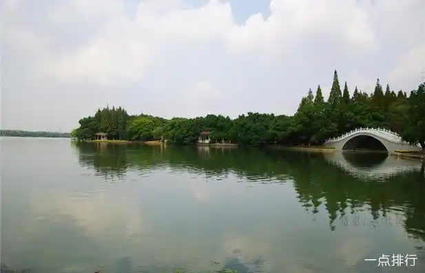 雨山湖位于马鞍山的中心地带,它的水域面积达1087亩,在1959年被开辟为