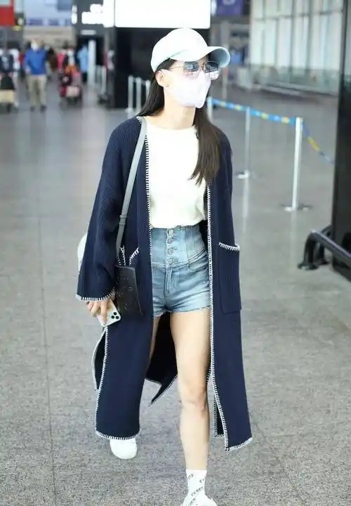 黄圣依机场街拍,穿深蓝色针织开衫,搭浅蓝色短裤,配出别样时髦