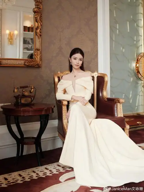 文咏珊魏大勋正反比耶##文咏珊v领拖尾裙