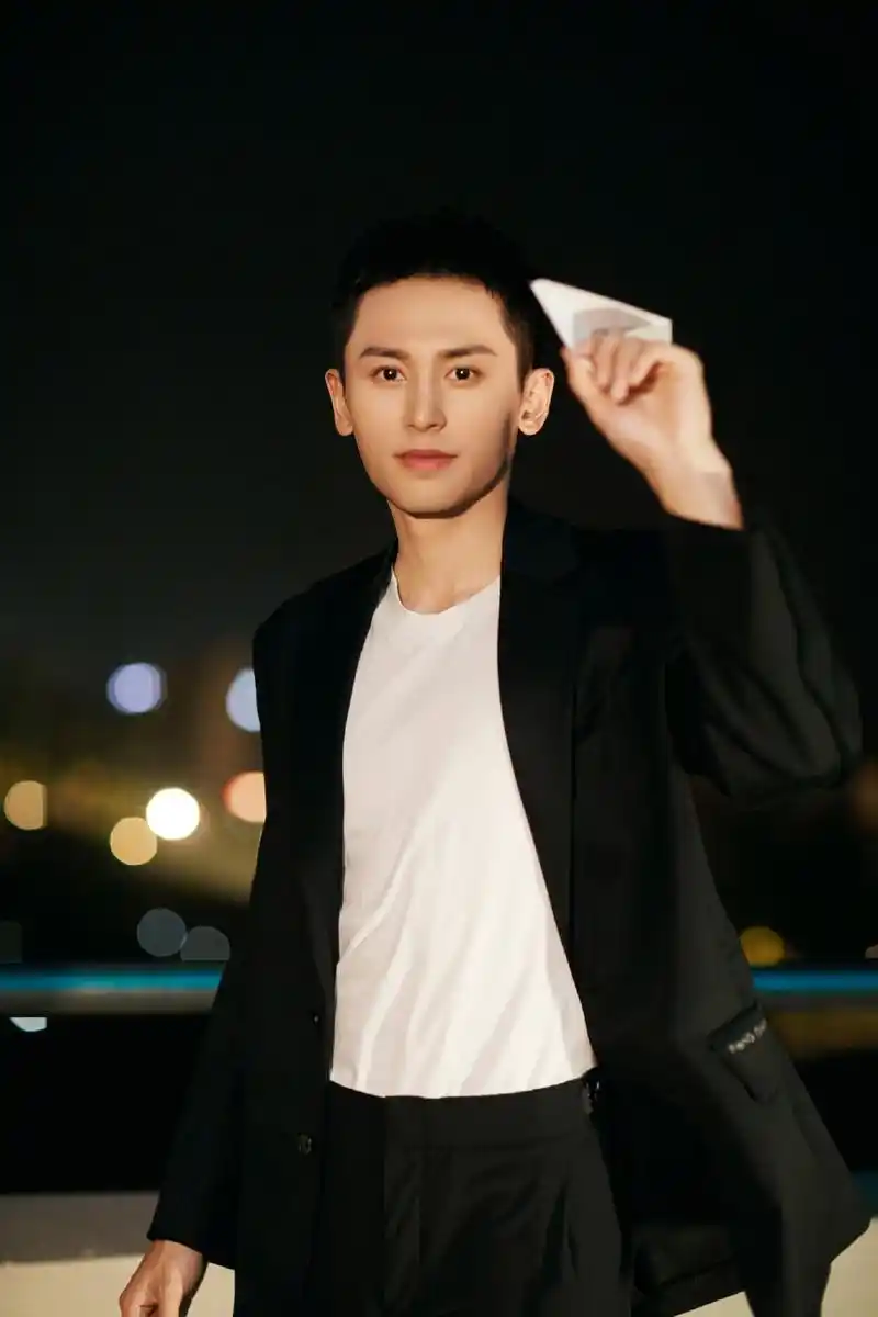 p>张哲瀚,1991年5月11日出生于江西省新余市,中国内地影视男演员