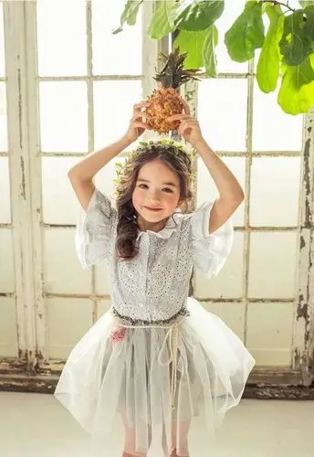 9岁英韩混血小女孩拥「仙女级」的脸蛋,网友直呼:「好想生女儿!」