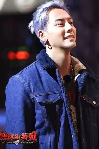 同时,作为 reebok classic 的大中华地区代言人,陈伟霆的渔夫帽,球鞋