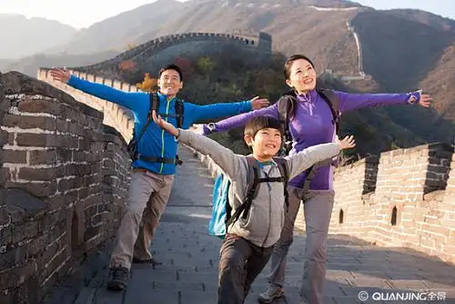 一家人到长城旅游